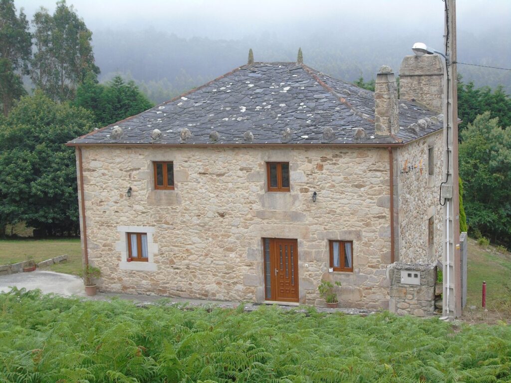 Casa de pedra con tellado de lousa en Vilasuso