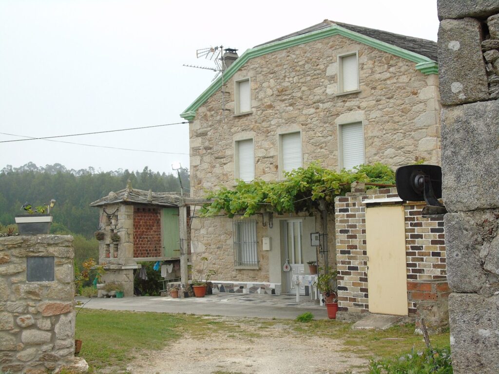Casa labrega con hórreo e parra