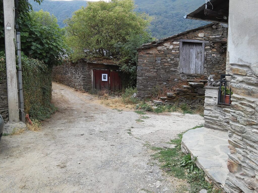 Casa de lousa nunha aldea do Courel